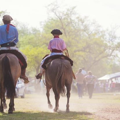Cowgirl auf einem Pferd